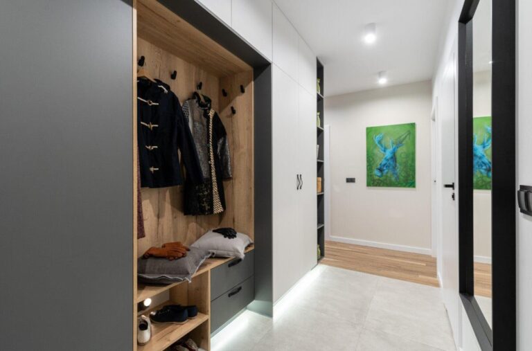 Modern Wall Mirrors: Upgrade Your Space with Stunning Reflections