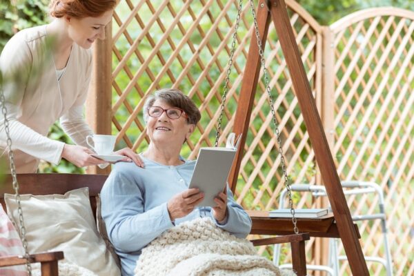 A Guide to Elder Care Solutions That Support Independence
